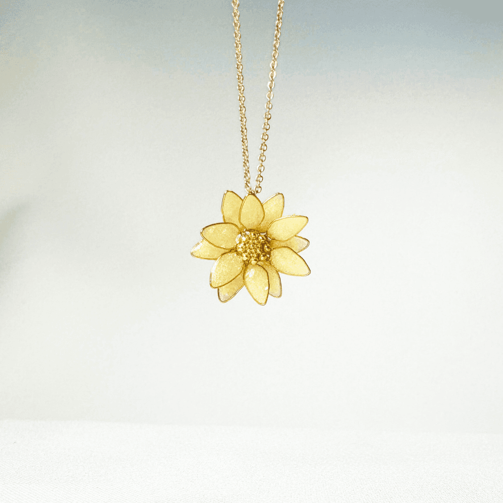 【ひまわりネックレス】レジン×ワイヤー／ニッケルフリー／夏アクセサリー／キラキラ輝く／揺れる／受注製作 | 4枚目